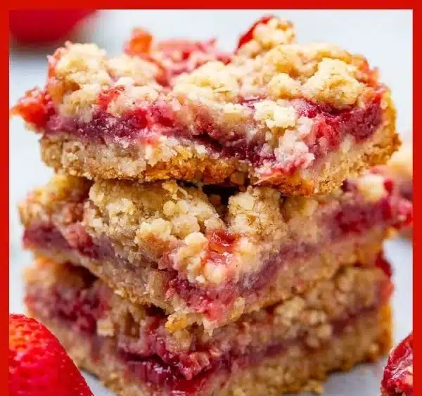 Delicious Strawberry Oatmeal Crumble Bars with oatmeal topping and fresh strawberries